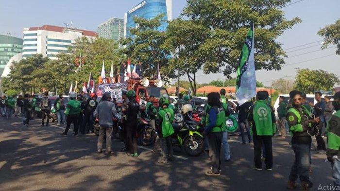 Suasana massa ojol dan sopir taksi online di depan bahu Jalan A Yani atau depan Mal Cito, Kamis (20/7/2023)