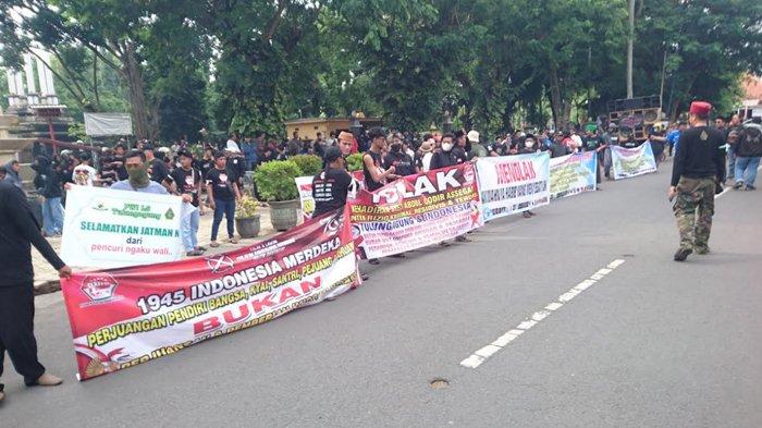 Massa yang mengatasnamakan Aliansi Masyarakat Tulungagung (AMT) menggelar aksi penolakan klan Baalawi di depan kantor DPRD Tulungagung, Jalan Kartini, Jumat (13/12/2024). Aliansi Masyarakat Tulungagung (AMT) akan membongkar 3 makam palsu klan Baalawi Tulungagung di Desa Sambijajar dan Desa Bolorejo.