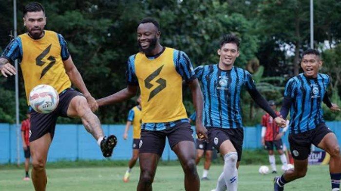 Para pemain Arema FC saat berlatih di lapangan ARG Soccer Field sebagai persiapan sebelum menghadapi Persita Tangerang di pekan 29 kompetisi Liga 1 2023/2024