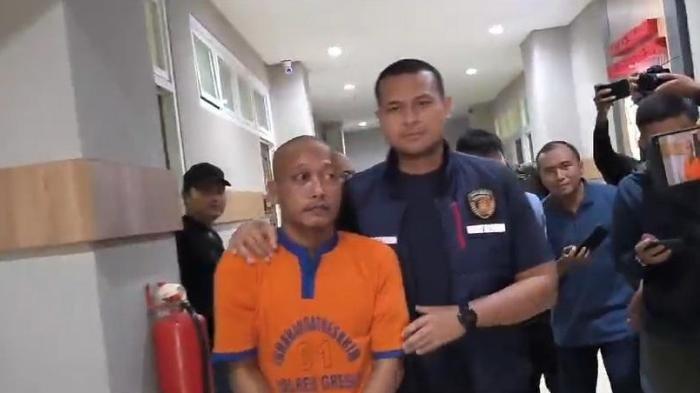 AS, tersangka pembunuhan di Desa Ima'an, Kecamatan Dukun, Gresik, Senin (8/4/2024).