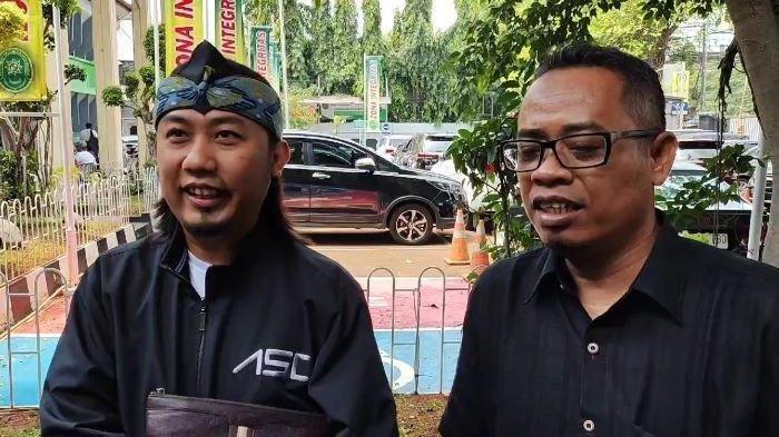 Ade Jigo dan kakaknya Heru Kurniawan di Pengadilan Negeri Jakarta Selatan Selasa (17/2/24)