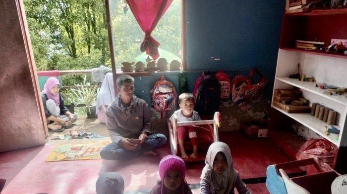 Adik Nuraeni, Muhammad Zaenal Akbar kini ikut di kelompok bermain Kaddorobukua, Sinjai Barat