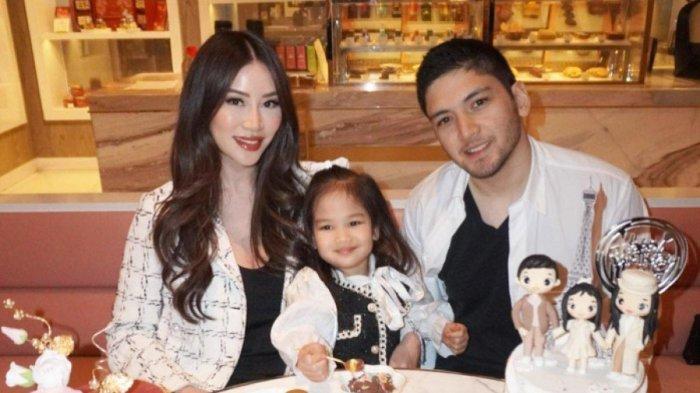 Aditya Trihatmanto anak bungsu Bambang Trihatmodjo bersama istrinya Kezia Toemion dan putri mereka. (Instagram/@keziatoemion)