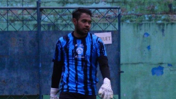 Adixi Lenzivio, eks kiper Persija Jakarta saat menjalani seleksi bersama Arema FC di Stadion Gajayana.