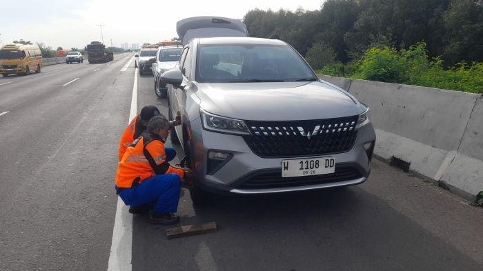 Mobil Wuling berhenti di tol Tandes-Romokalisari usai diserempet PO Bus Jaya Utama. Identitas Sopir Bus Viral Ugal-ugalan di Tol Serempet Mobil Terungkap, RN Asal Asemrowo Surabaya