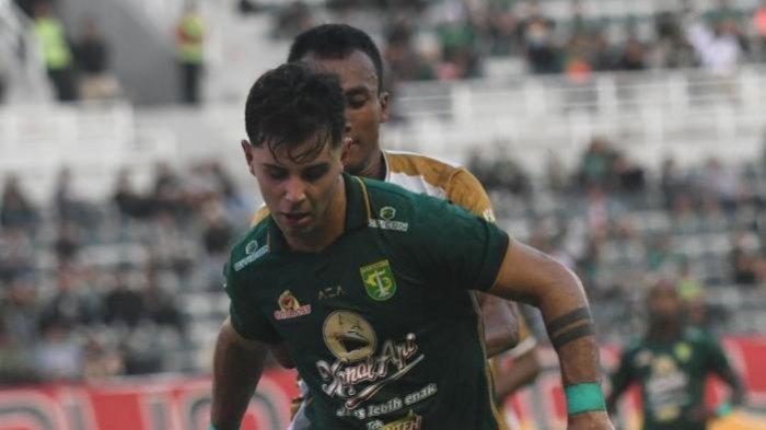 Aksi gelandang Persebaya Surabaya, Bruno Moreira, dalam laga melawan Dewa United, pekan 31 Liga 1 2023, di Stadion Gelora Bung Tomo (GBT), Selasa (16/4/2024).