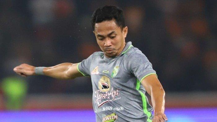 Aksi pemain Persebaya Surabaya Reva Adi Utama dalam laga pekan 5 Liga 1 2023 di kandang Persija Jakarta, Stadion Utama Gelora Bung Karno (SUGBK), Minggu (30/7/2023).