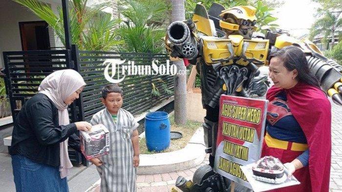Aksi pemberian kejutan untuk anak yatim di Sukoharjo, Minggu (6/8/2023).