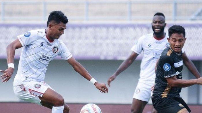Aksi striker Arema FC Dedik Setiawan (kiri) dalam laga melawan Dewa United, pekan pertama Liga 1 2023, di Stadion Indomilk Arena, Tangerang, Minggu (2/7/2023).