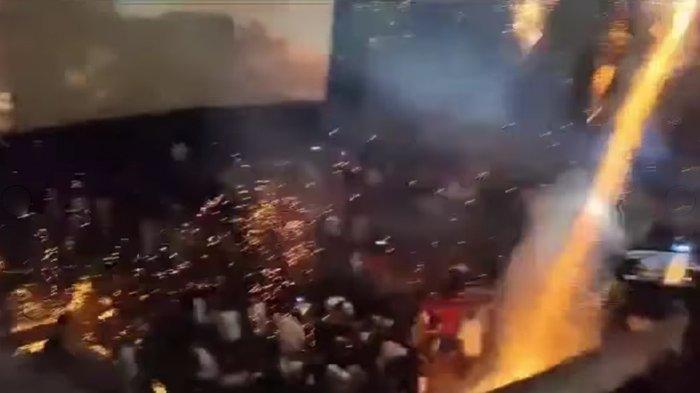 Aksi warga India nyalakan kembang api di bioskop saat menyaksikan film
