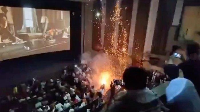 Aksi warga India nyalakan kembang api di bioskop