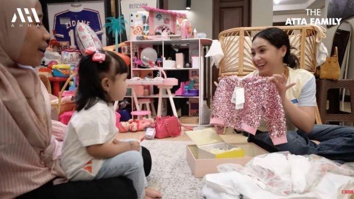 Ameena dan Azura dapat kado baju hingga sepatu kembar dari Nagita Slavina dan Rayyanza
