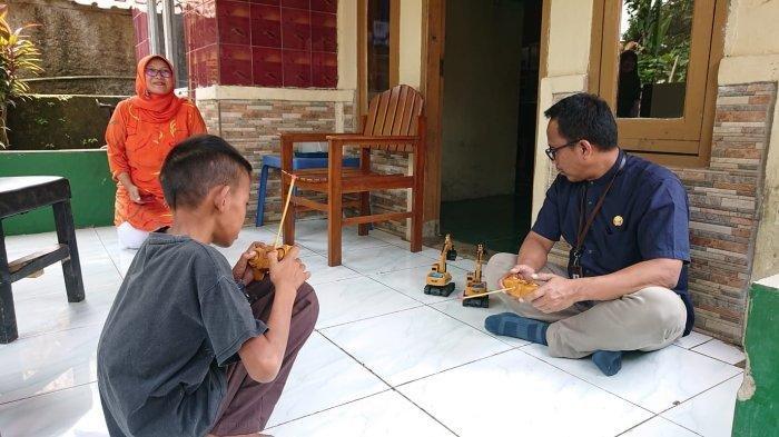 Anak IG saat menjalani pendampingan dengan Kepala Dinas Pendidikan Purwakarta, Purwanto