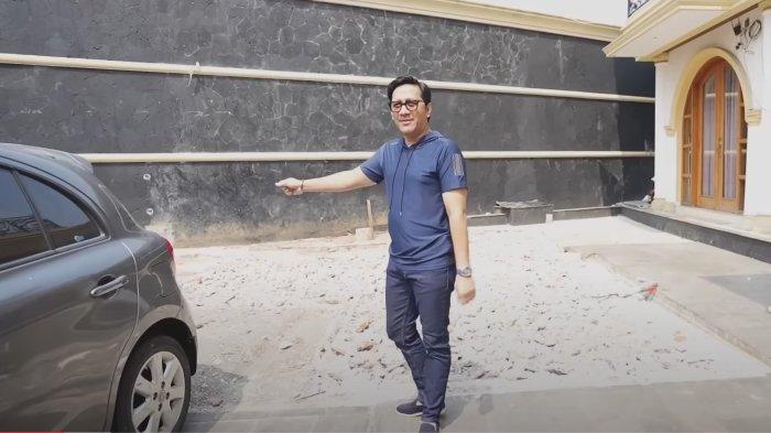 Andre Taulany menunjukkan pendopo di rumah Sule kini tidak ada