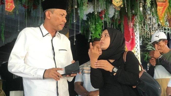 Anggota DPRD Kepri, Irwansyah (kiri) menanggapi viralnya tenda pernikahan tutup jalan