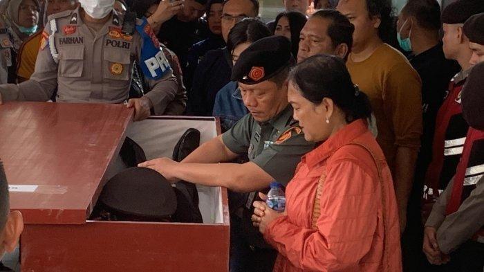 Anggota keluarga AKP Ulil Ryanto Anshari saat menjemput korban di RS Bhayangkara Polda