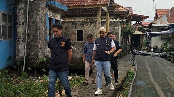 Anggota piket reskrim Polrestabes Palembang melakukan olah TKP di rumah korban