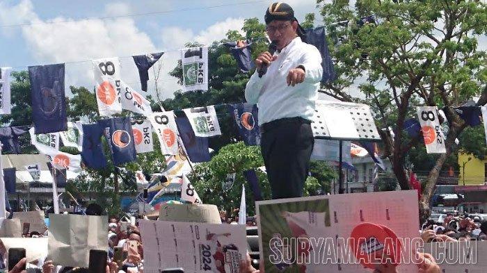 “Presidenku banyak gagasan, bukan cuma joget doang,” ucap Anies Baswedan membacakan salah satu poster pendukungnya di GOR Lembupeteng Tulungagung, Jumat (9/2/2024).