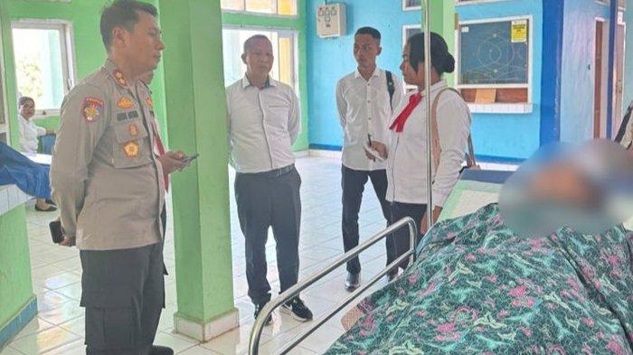 Aparat Polres Lembata saat memantau kondisi M (13) di RSUD Lewoleba, Lembata