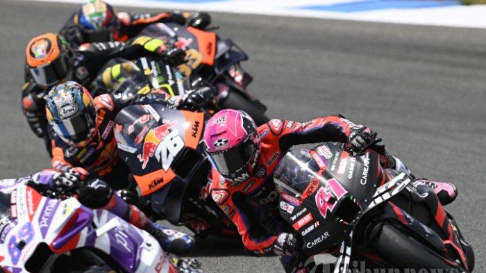 Pembalap Aprilia Spanyol Aleix Espargaro (kanan) saat Grand Prix MotoGP Spanyol di arena balap Jerez di Jerez de la Frontera pada 30 April 2023. Pembalap dengan nomor 41 itu meraih podium pertama di MotoGP Inggris 2023
