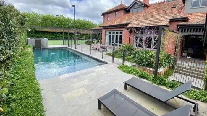 Area belakang rumah Sandra Dewi di Australia yang disewakan dengan harga fantastis