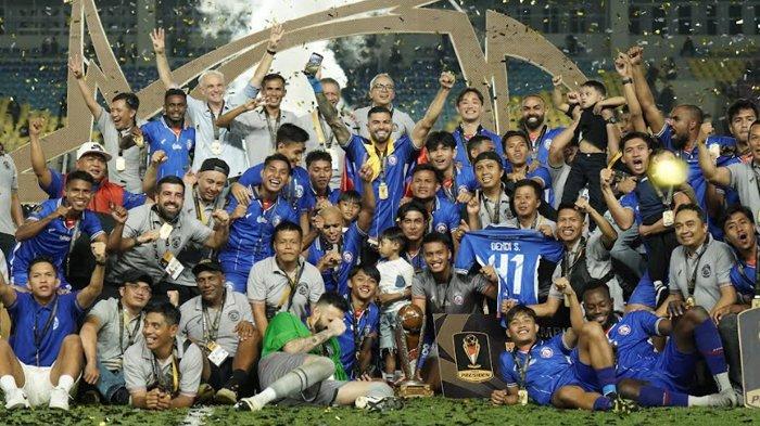 Para pemain Arema FC merayakan juara Piala Presiden 2024. Arema FC akan memberikan santuan sekitar Rp 700 juta kepada 135 keluarga korban Tragedi Kanjuruhan dari total hadiah yang diterima sebesar Rp 5,25 miliar.