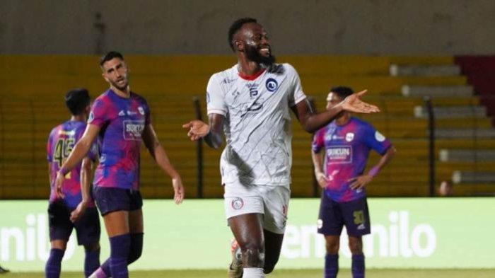 Aksi pemain Arema FC, Charles Lokolingoy, saat melawan RANS Nusantara FC di Stadion Sultan Agung, Bantul, Kamis (22/2/2024).