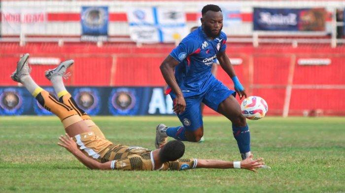 Aksi pemain Arema FC, Charles Lokolingoy di laga Arema FC Vs Dewa United, Pekan 1 Liga 1 2024/2025, Senin (12/8/2024).