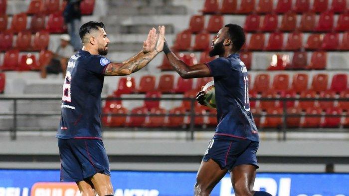 Selebrasi pemain Arema FC, Julian Guevara dan Charles Lokolingoy, saat mengalahkan PSM Makassar pada pekan 33 Liga 1 2023 di Stadion Kapten I Wayan Dipta, Bali, Kamis (25/4/2024) malam.
