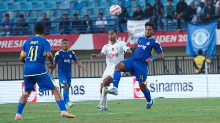 HASL IMBANG - Pemain Arema FC M Rafli (biru) saat melakukan duel dengan pemain Indonesia All Star di pertandingan grup A Piala Presiden 2025 yang berlangsung di Stadion Si Jalak Harupat Kabupaten Bandung pada Selasa (8/7/2025). Dalam pertandingan ini, kedua tim bermain dengan skor imbang 2-2