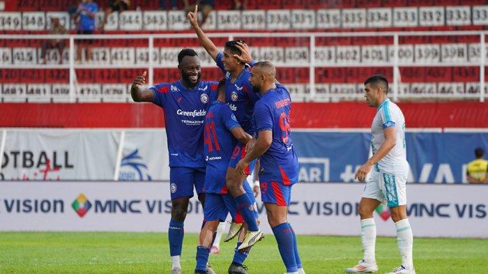 Para pemain Arema FC merayakan kemenangan atas PSBS Biak dengan skor 2-1. Arema FC Menang Lawan PSBS Biak Tanpa Joel Cornelli, Kuncoro Naikkan Posisi Singo Edan