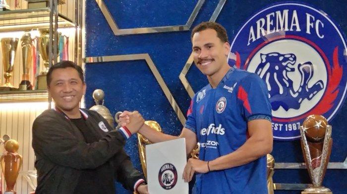 Pablo Oliviera bersama Manager Operasional Arema FC, Sudarmaji, saat diperkenalkan dalam sesi jumpa pers, Selasa (13/8/2024).