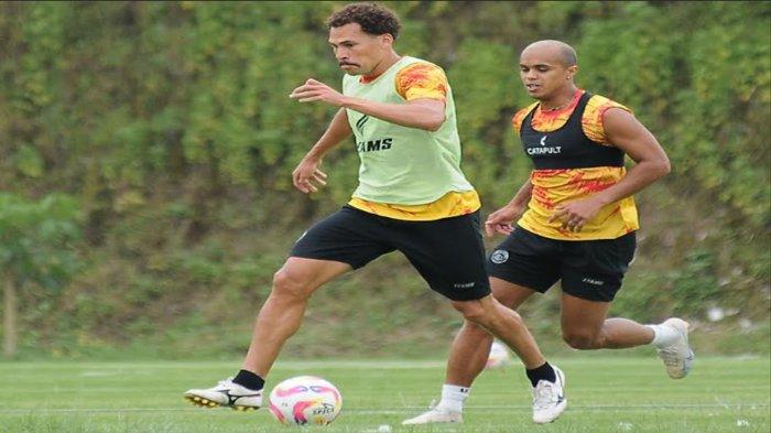 PEMAIN ASING AREMA FC SIAP - Dua pemain Arema FC, Wiliam Marcilio dan Pablo Oliveira saat menjalani latihan di lapangan Wonoayu Wajak Kabupaten Malang pada beberapa hari yang lalu. Latihan ini sebagai bentuk persiapan Arema FC menghadapi PSM Makassar yang berlangsung pada Senin (10/2/2025).