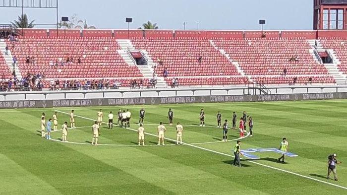 Pemain Arema FC dan PSS Sleman saat mengheningkan cipta untuk mengenang satu tahun Tragedi Kanjuruhan sebelum bertanding pada pekan 14 Liga 1 2023 di Stadion Kapten I Wayan Dipta Bali, Sabtu (30/9/2023).