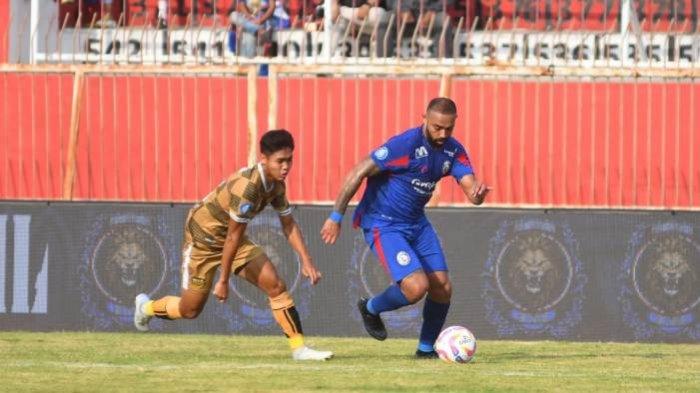 Arema FC ditahan imbang Dewa United 0-0 dalam laga pekan pertama Liga 1 2024 di Stadion Soepriadi, Kota Blitar, Senin (12/8/2024).