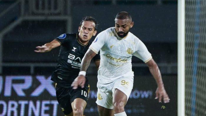 Arema FC kalah 2-0 dari tuan rumah Dewa United, pekan 18 Liga 1 2024/2025, di Stadion Pakansari, Sabtu (11/1/2025).