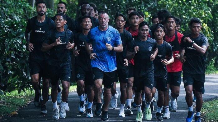 Pelatih Arema FC Ze Gomes (biru) saat memimpin para pemain Arema FC ketika melakukan jogging di kebun Raya Purwodadi Pasuruan pada Senin (6/1/2025).