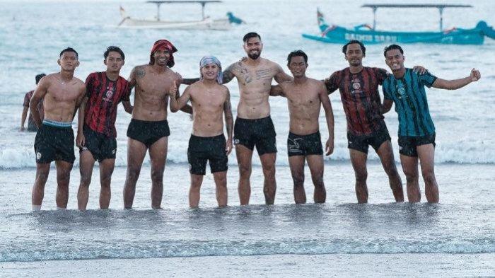 Arema FC melakukan recovery di Pantai Kuta, Bali, Selasa (27/2/2024).