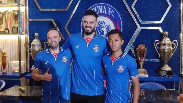 Arema FC memperkenalkan tiga punggawa baru: Lucas Frigeri, Thiago, dan Shulton Fajar, Sabtu (6/7/2024).