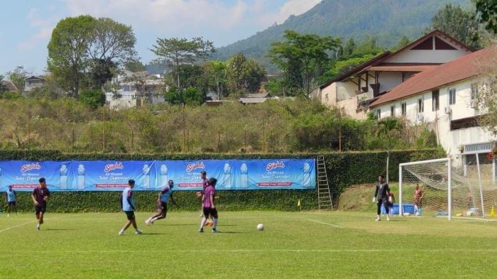 Arema FC saat menjalani pemusatan latihan di Lapangan Agro Kusuma Kota Batu, Senin (16/10/2023).