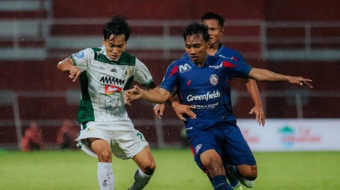 DUEL LIGA 1 - Pertandingan Arema FC vs PSS Sleman pada pekan 23 Liga 1 2024/2025 di Stadion Soepriadi, Kota Blitar, Senin (17/2/2025).
