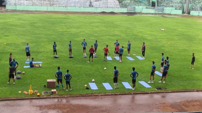 Tim Arema FC saat menjalani latihan di Stadion Gajayana Malang pada Selasa (2/4/2024).