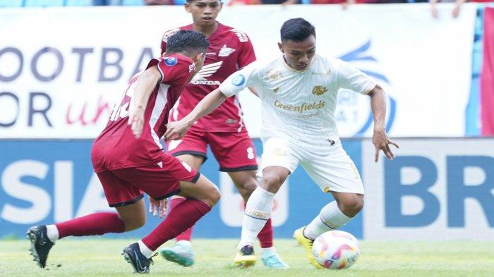 Pemain arema FC , Arkhan Fikri menguasai bola di laga melawan PSM Makassar. Singo Edan menang dengan skor 0-1 di laga Pekan 5 Liga 1 2024/2025, Minggu (15/9/2024)