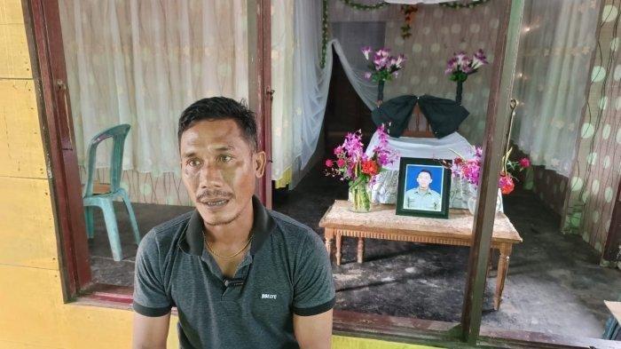 TNI GUGUR LEDAKAN AMUNISI - Ayah Almarhum Pratu Afrio Setiawan, Edy Hariawan saat ditemui di rumah duka, Dumoga Utara, Bolaang Mongondow, Sulawesi Utara, Selasa (13/5/2025). Pratu Afrio Setiawan adalah prajurit TNI yang gugur dalam insiden ledakan saat pemusnahan amunisi tidak terpakai di Desa Sagara, Kecamatan Cibatu, Kabupaten Garut, Jawa Barat, Senin (12/5/2025) kemarin.