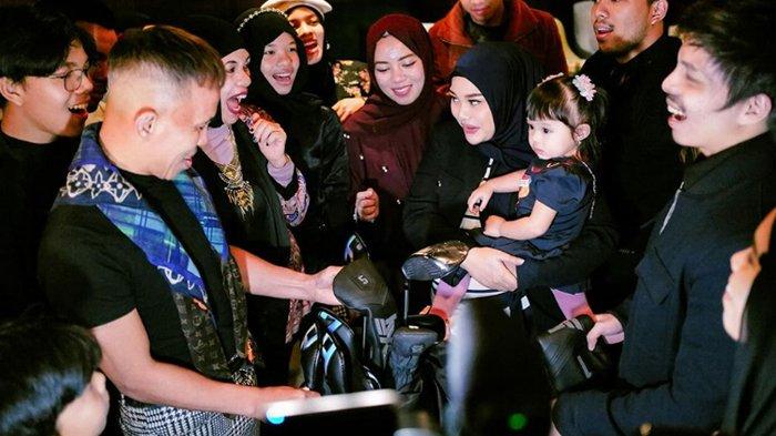Ayah Atta Halilintar mendapat hadiah stik golf mewah
