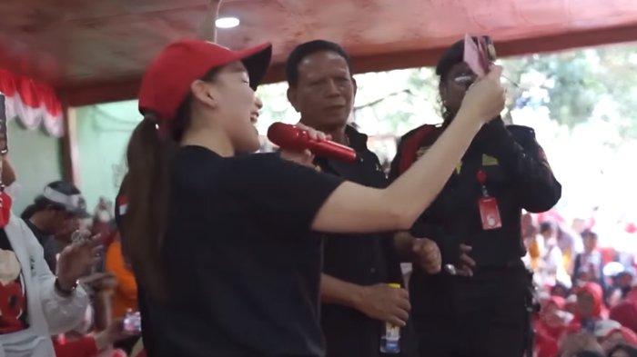 Ayu Ting Ting mendapat uang dari saweran