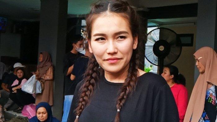 Ayu Ting Ting menjual baju bekas di rumahnya, kawasan Sukmajaya, Kota Depok