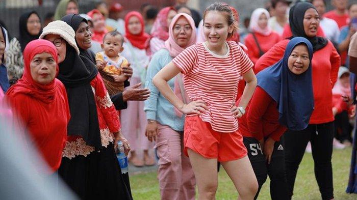 Ayu Ting Ting saat mengikuti lomba 17 Agustus di kampungnya 1