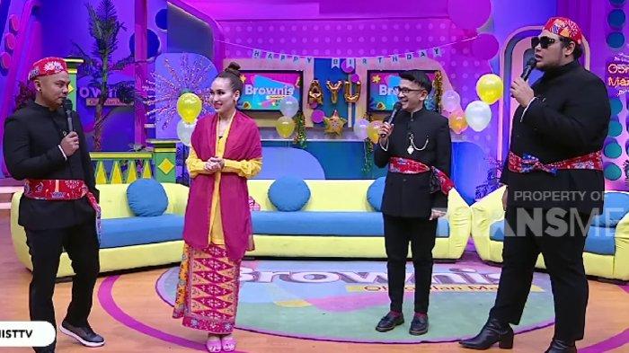 Ayu Ting Ting saat merayakan ulang tahun di Brownis bersama Ivan Gunawan