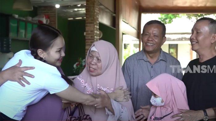 Ayu Ting Ting temu kangen dengan guru-gurunya